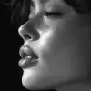 一张带着阴影的女人的黑白照片。，极简主义美的风格，浅青铜色和青铜色，宁静的面孔，锋利的边缘，karencore，高清，对比度阴影，现实主义--ar 3：5 --styminster 750 --v 6.0 --style raw