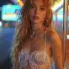 一名穿着七分上衣和牛仔裤的女人站在公交车站前，采用Oleg Oprisco的风格，视频，乔斯林·霍比，柔和、柔和的色调，特写，波浪形，Nick Knight --ar 36：55 --styleg 750 --v 6