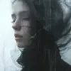 女孩的模糊形象，极简主义美风格，中性，淡黑色，斑点kei，宁静的面孔，宽松流畅，空灵的抽象--ar 73：110 --styleum 750 --v 6