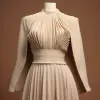 衬衫设计的前视图，具有高领和肩部褶皱，从正面拍摄，由Cristobal Balenciaga设计，中性配色方案，Crepuscular光芒，干净米色背景：：2，辛烷渲染，V-ray -ar 2：3 --v 5.1 --q 2 --没有人体模特