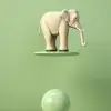 一只3D陶瓷大象在小凳子上保持平衡，以精致的聚光灯展现出极大的敏捷性，战后艺术风格，乔治·奥尔特，辛烷渲染，V射线，虚幻引擎，浅黄色背景--ar 2：3 --v 5.2 --原始风格