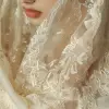 复古、浪漫、精致的设计师蕾丝婚纱，具有复杂的刺绣和珍珠口音，由Andre-Charles Boulle设计，以象牙色丝绸为背景：：2 --q 2 --ar 2：3