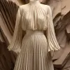 衬衫设计的前视图，具有高领和肩部褶皱，从正面拍摄，由Cristobal Balenciaga设计，中性配色方案，Crepuscular光芒，干净米色背景：：2，辛烷渲染，V-ray -ar 2：3 --v 5.1 --q 2 --没有人体模特