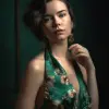 一位穿着绿色连衣裙的女人摆姿势拍照，这是一张彩色照片，灵感来自理查德·阿维登（Richard Avedon），tumblr，露脐，镀金。花卉低胸连衣裙，柔软丝绸连衣裙--v 5 --ar 3：4