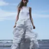一个穿着白色连衣裙的女人站在海滩上，nagash社论，卫生纸杂志，模糊的蓝色长发，艾略特·科赫克（eliot kohek）的设计，又高又瘦，模糊得令人着迷，鱼皮，褶皱裙子，女妖，光滑的曲线，简·罗森伯格（jane rosenberg），艺术论坛，作者：莉迪亚·菲尔德·埃米特（Lydia Field Emmet）--v 5.2 --ar 3：4
