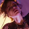 克里斯汀·斯图尔特（Kristen Stewart）的魅力，金属制品珠宝风格，网状艺术，富士x100 v，深棕色和紫色，大胆的手势，高角度，20世纪80年代--ar 3：4 --v 6.0 --风格原始--s 50