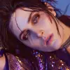 克里斯汀·斯图尔特（Kristen Stewart）的魅力，金属制品珠宝风格，网状艺术，富士x100 v，深棕色和紫色，大胆的手势，高角度，20世纪80年代--ar 3：4 --v 6.0 --风格原始--s 50