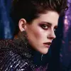 克里斯汀·斯图尔特（Kristen Stewart）的魅力，金属制品珠宝风格，网状艺术，富士x100 v，深棕色和紫色，大胆的手势，高角度，20世纪80年代--ar 3：4 --v 6.0 --风格原始--s 50