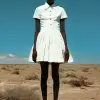 以威廉·克莱因（William Klein）的风格，极其瘦弱、营养不良的非洲黑人在干旱的沙漠风景中穿着白领连衣裙，用单反相机的风格拍摄了彩色摄影。--ar 62：85 --v 6.0