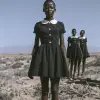 这张照片是一名穿着黑色连衣裙、白领的非洲妇女，赤脚站在贫瘠的风景中央，身后是她的朋友。用Kodachrome胶片拍摄的中等格式。--v 6.0 --ar 62：85 