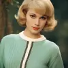 玛丽·汉福德（Mary Handford）风格的全身女性，穿着一件优雅的蓝色镶边针织开衫。她是金发女郎，留着中等长度的头发，以展示她的发型。背景调色板包括绿蓝色调。20世纪60年代复古杂志照片。--ar 47：64 --v 5.2