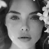 女人，樱花黑白，造型精致，面部表情强烈，自然美，浅红色和浅琥珀色，mamiya 7 ii，独特的鼻子，点画画家：小点--ar 74：101 --styleum 750 --v 6