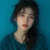 一个穿着工装裤的女孩在镜头前摆姿势，以shige的视觉美学风格的风格，波浪形、深青色、极简主义美、下垂/悬垂、工壁、磨损--ar 71：89 --styminster 750 --v 6