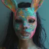 一个戴着色彩缤纷的兔子面具的女孩，喜怒无常的新黑色风格，哑光照片，阿拉斯泰尔·马格纳多（Alastair magnaldo）、大卫·崔（david choe）、凯欣德·威利（kehinde wiley），柔和的灯光，70毫米拍摄--ar 51：64 --s 250 --v 6.0 --风格原始