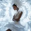 美丽的外星模特的全身肖像、Iris van Herpen风格的复杂花丝水晶连衣裙、发光的灯光、空灵的背景、对称的构图、淡白色和深蓝色、工作室摄影、超现实、超细节、超真实--ar 4：5 --s 250