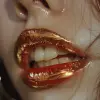 一个拥有大下巴和金牙的女人，具有未来主义极简主义风格，克制的形式，黑暗浪漫主义，贝彻风格，光泽的饰面，复杂的图像，特写镜头--ar 4：5 --s 750 --c 10 --v 6.0