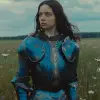 站立的皇家女士骑士穿着蓝色闪亮的盔甲，草地，劳拉·马卡布雷斯库（Laura Makabresku）、乔尔·斯特恩菲尔德（joel sternfeld）的风格，绘画现实主义，电影视角--ar 4：5 --v6.0--原始风格