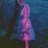 詹姆斯·吉恩（James Jean）和Hajime Sorayama拍摄的一位白化病妇女的全身照片，皮肤透明，发光的粉红色霓虹骨架在夜间黑暗树林中透过半透明连衣裙可见，柔和的薄雾光线--ar 4：5 --v6.0
