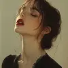 充满激情的运动芭蕾舞演员以闪亮的黑色衣服展示，大胆的家庭亲密感和猫女风格，半身视图，白色背景，彩色摄影作者：marta bevacqua --ar 4：5 --s 1000