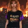 一位女性魅力模特穿着黑色和紫色T恤搭配金色金属装饰T恤，上面写着，没有未来，她站在世界末日般的风景中心，建筑物在夜间着火--ar 4：5 --s 250 --没有雀斑