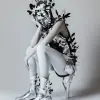 一个穿着镀铬背心、服装和鞋子的女人。，以控制论超现实主义风格，女性核心，人类形态的现实渲染，由昆虫制成，深白色和浅黑色，Flowerpunk --ar 150：187 --s 50 --风格原始