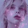 金发、脸上挂着粉色星星的女人，采用照片蒙太奇风格，充满活力的色彩家，emila medková，飞溅/滴，浅紫罗兰色和浅黑色，名人形象混搭，kitty lange kielland --ar 51：64 --s 250 --v 6.0 --风格原始