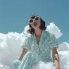 一张照片，一位古怪的女人坐在白色蓬松的云层上，戴着大太阳镜，穿着带有黄色圆点的浅蓝色睡衣，她留着短发，背景是淡蓝色的天空，有白色云层，由吉米·马布尔（Jimmy Marble）拍摄，柔和的泥土色，柔和的色调--v 6.0 --ar 4：5