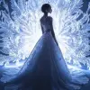 美丽的外星模特的全身肖像、Iris van Herpen风格的复杂花丝水晶连衣裙、发光的灯光、空灵的背景、对称的构图、淡白色和深蓝色、工作室摄影、超现实、超细节、超真实--ar 4：5 --s 250