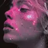 金发、脸上挂着粉色星星的女人，采用照片蒙太奇风格，充满活力的色彩家，emila medková，飞溅/滴，浅紫罗兰色和浅黑色，名人形象混搭，kitty lange kielland --ar 51：64 --s 250 --v 6.0 --风格原始