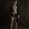 穿着黑色天鹅绒长袍、短裤和拖鞋的男子的全身照片--ar 51：64 --v 6.0 
