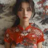 亚洲女人躺在床上，穿着红色T恤，以karol bak的风格，统一上演的图像，shilin Huang，32 k uhd，深琥珀色和灰色--ar 71：93 --styleum 750 --v 6