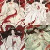 一幅美丽的动漫风格插图，描绘了一位穿着白色汉服的中国古代王后，手里拿着两把剑，躺在地上，长发，头戴王冠，胸前纹着红龙纹身，风格为[艺术家名称]。   --ar 3：4